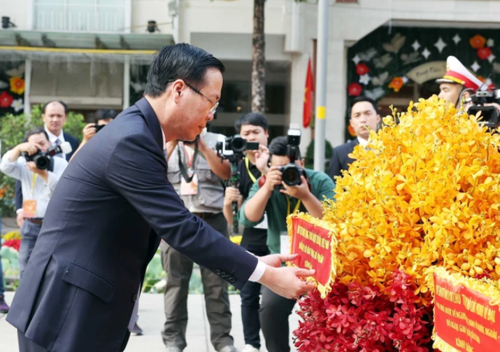 TP Hồ Chí Minh: Chủ tịch nước và kiều bào dâng hương, thả cá tại Bến Nhà Rồng
