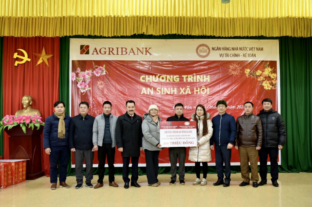 Đoàn công tác Ban Tài chính kế toán Agribank và Vụ Tài chính kế toán - Ngân hàng Nhà nước Việt Nam trao tặng 300 triệu đồng cho Liên trường xã Lũng Thầu (Trường PTDT nội trú THCS, Tiểu học, Mầm non xã Lũng Thầu)