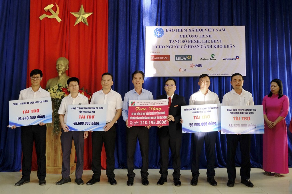 Đại diện Agribank trao kinh phí tài trợ sổ BHXH, thẻ BHYT cho người nghèo tỉnh Đắk Nông