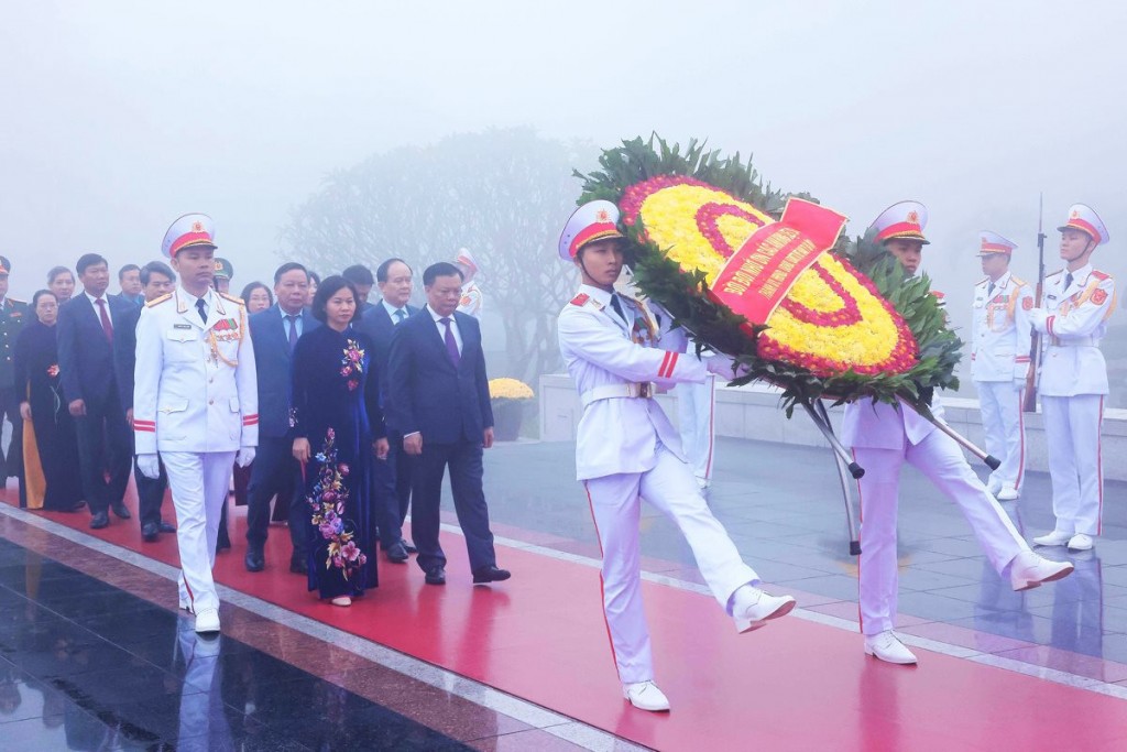 Các đồng chí lãnh đạo thành phố Hà Nội tưởng niệm các Anh hùng liệt sĩ.
