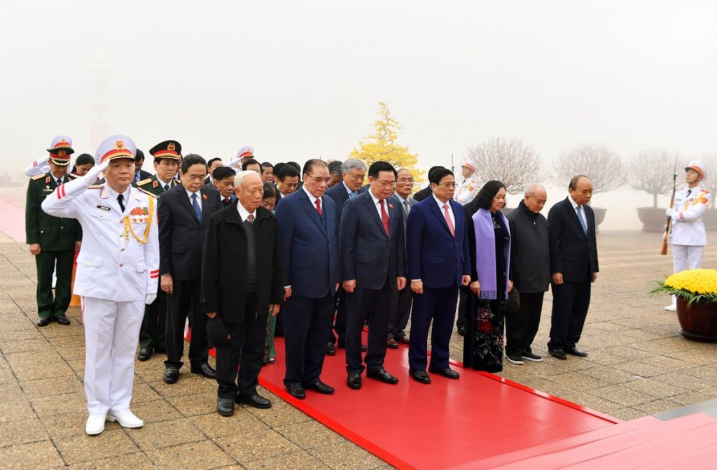 Các đồng chí lãnh đạo Đảng, Nhà nước đặt vòng hoa, vào Lăng viếng Chủ tịch Hồ Chí Minh.