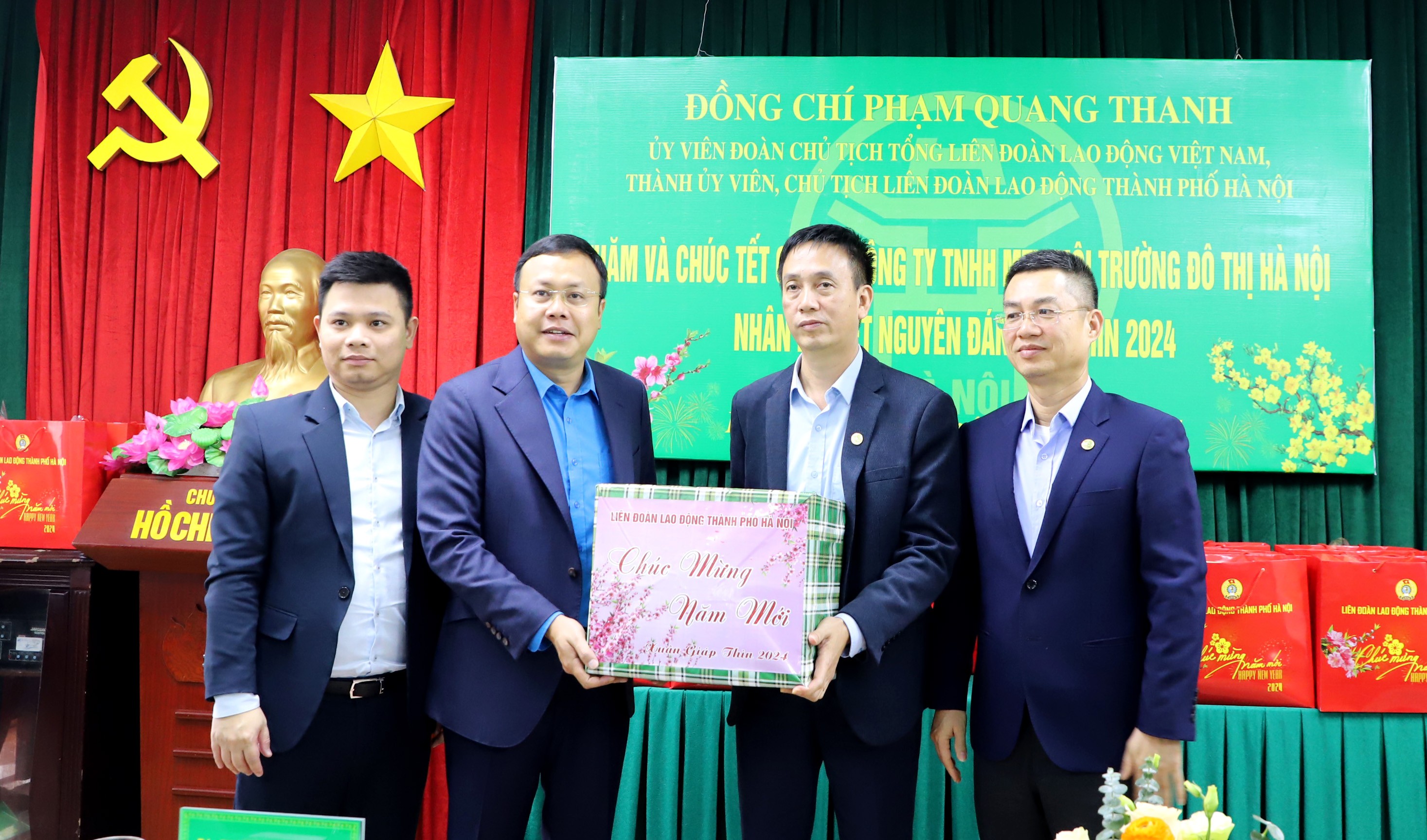 Chủ tịch LĐLĐ thành phố Hà Nội Phạm Quang Thanh thăm, tặng quà Tết công nhân môi trường