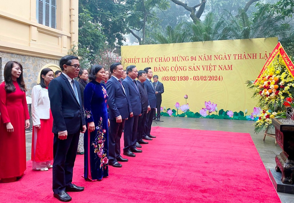 Các đồng chí Thường trực Thành ủy Hà Nội tại lễ dâng hương tưởng niệm đồng chí Trần Phú.