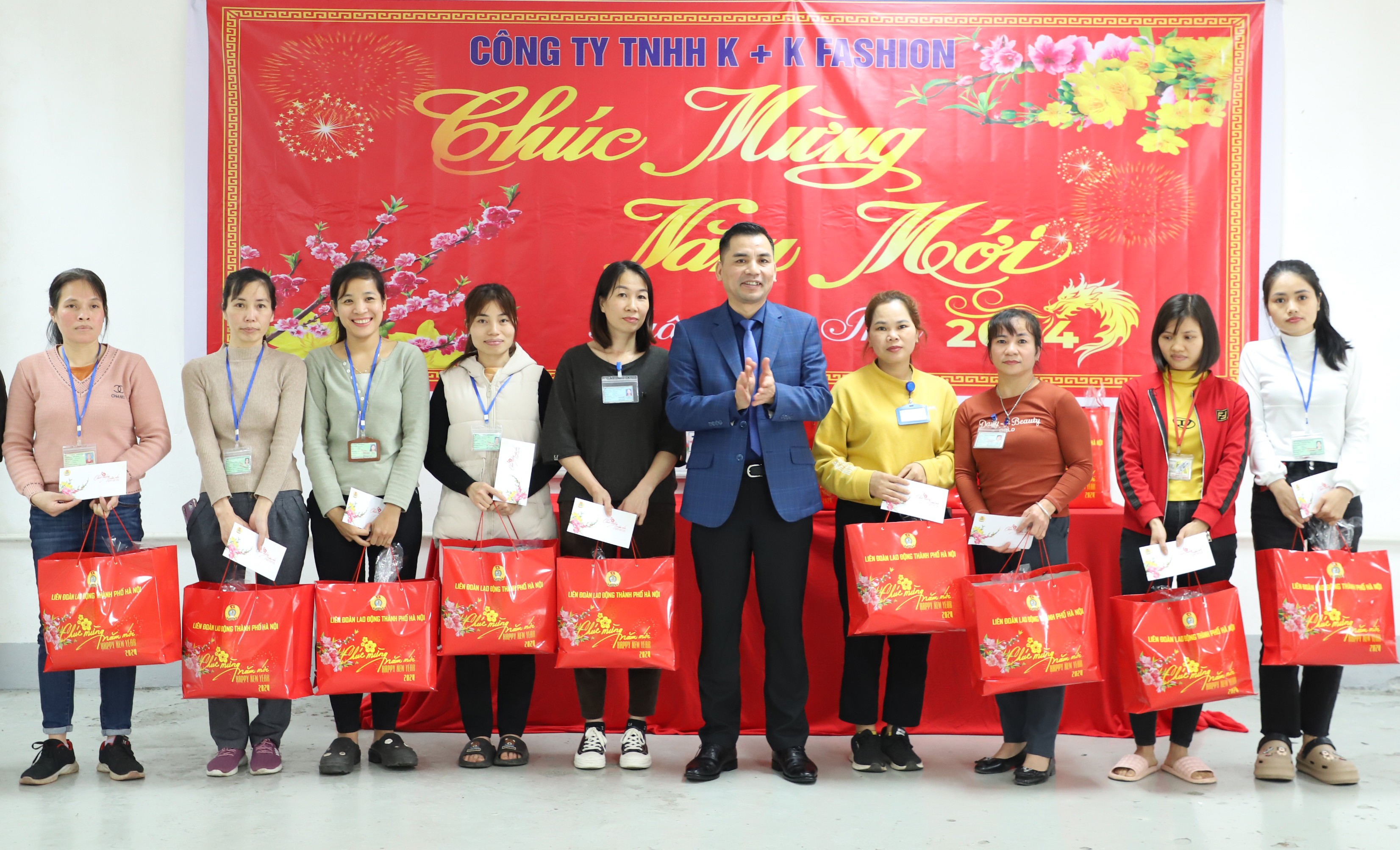 Phó Chủ tịch Thường trực LĐLĐ thành phố Hà Nội Lê Đình Hùng thăm, tặng quà Tết cho công nhân