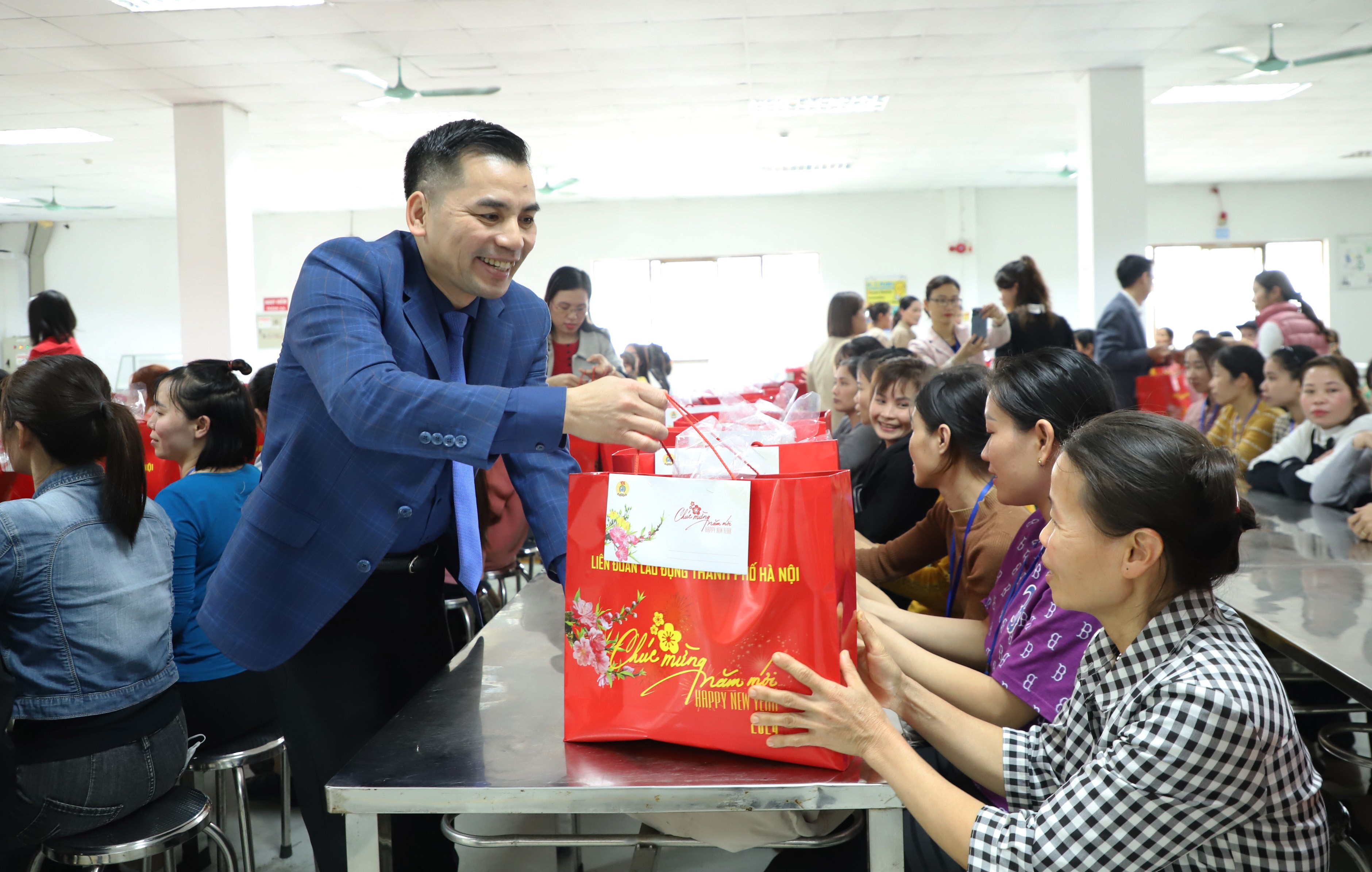 Phó Chủ tịch Thường trực LĐLĐ thành phố Hà Nội Lê Đình Hùng thăm, tặng quà Tết cho công nhân