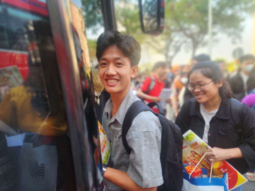 “Hành trình mùa xuân” đưa hàng trăm sinh viên về quê đón Tết