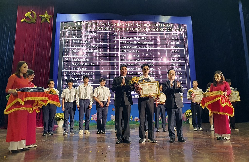 Khen thưởng 184 học sinh đoạt giải tại kỳ thi chọn học sinh giỏi quốc gia THPT