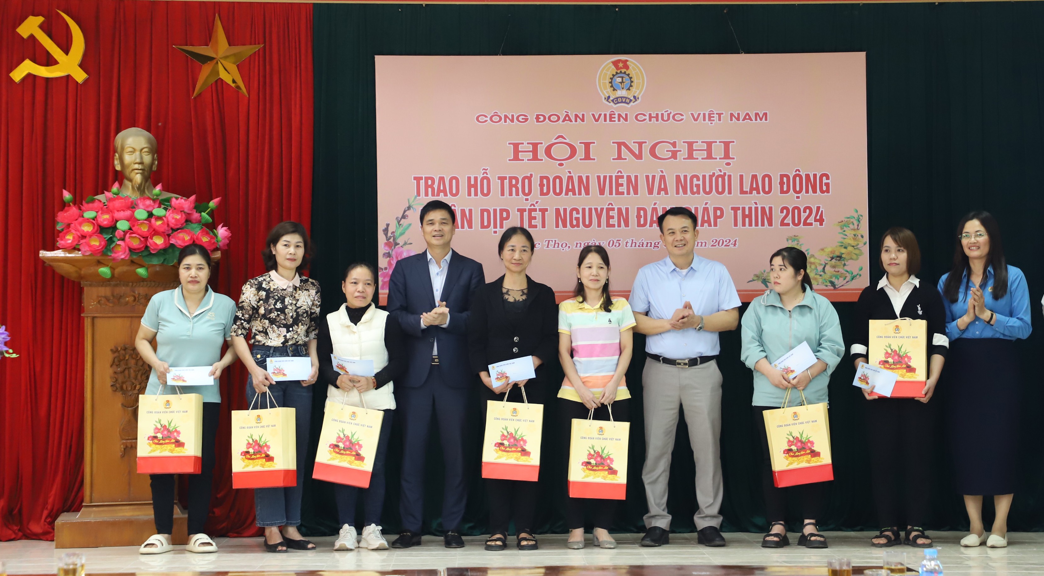 Công đoàn Viên chức Việt Nam tặng quà Tết đến người lao động huyện Phúc Thọ