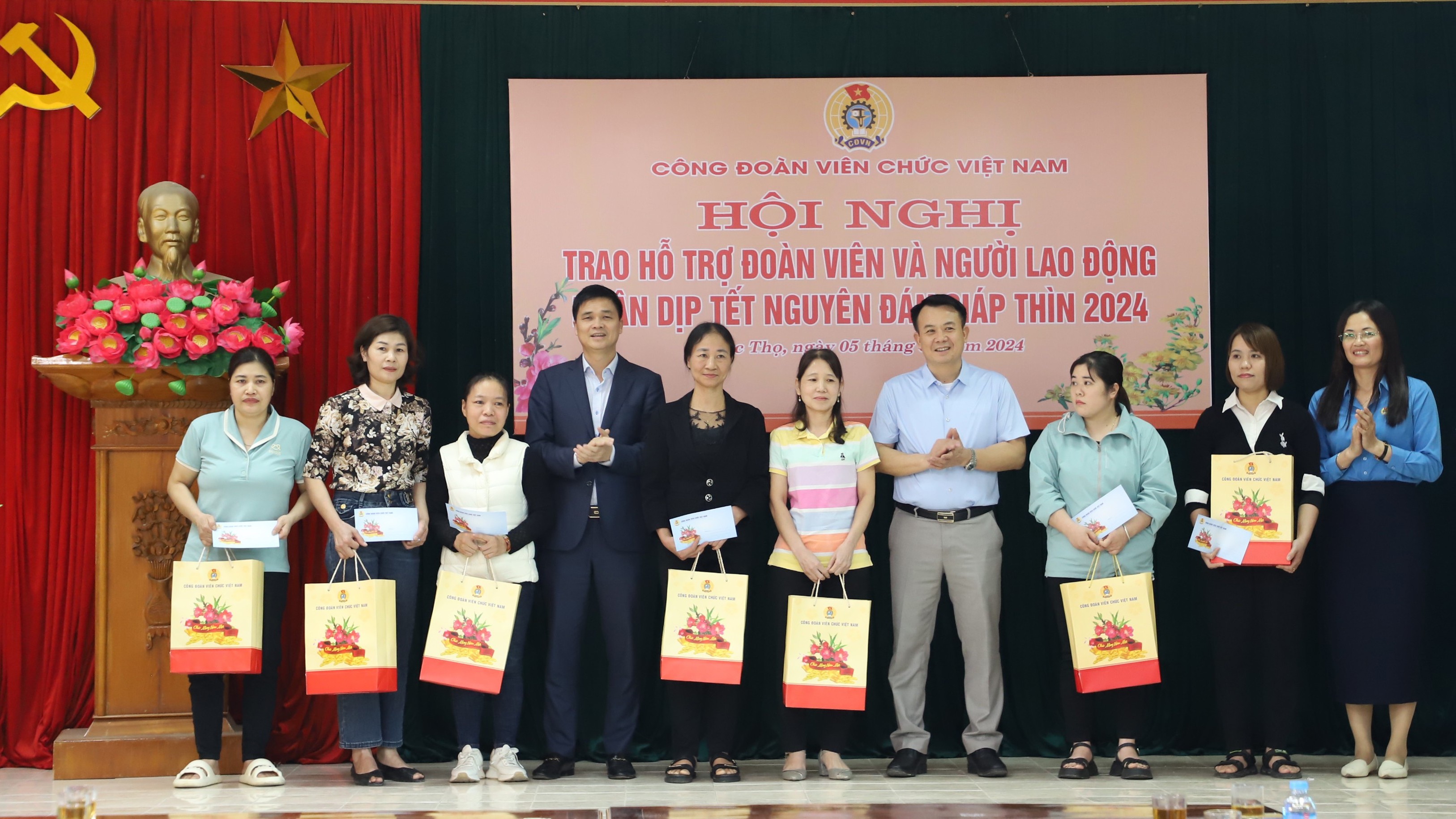 Công đoàn Viên chức Việt Nam tặng quà Tết đến người lao động huyện Phúc Thọ