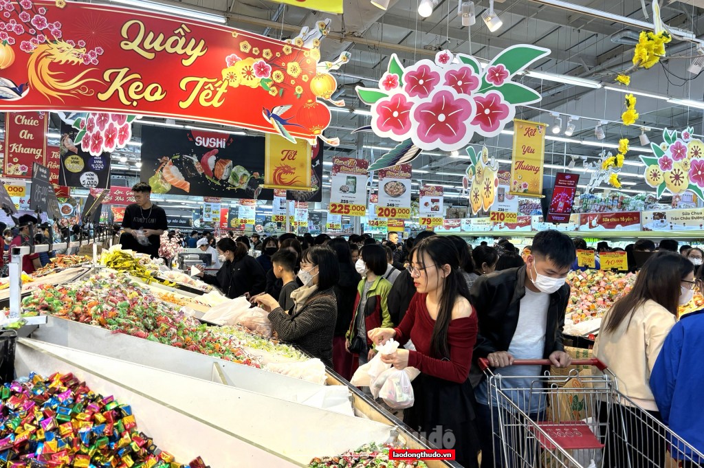 Hàng hóa tại các siêu thị vẫn đầy ăm ắp dù sức mua đã tăng 30%
