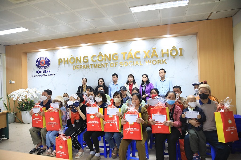Lãnh đạo Mặt trận thành phố Hà Nội thăm, tặng quà Tết Giáp Thìn 2024 các bệnh nhân nghèo