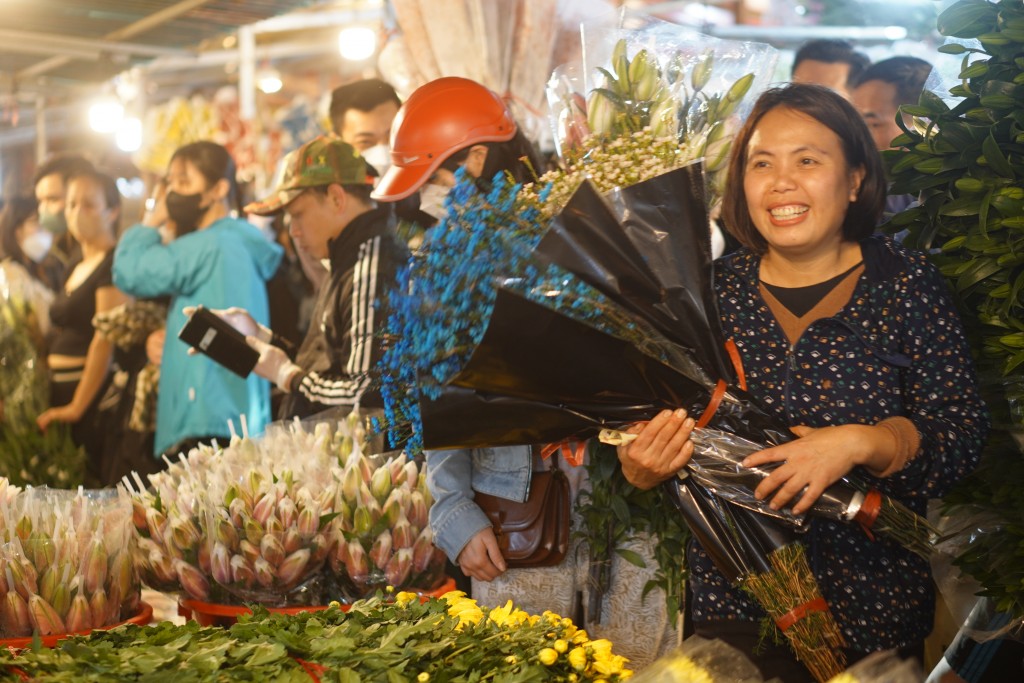 Chợ hoa lớn nhất Hà Nội nhộn nhịp xuyên đêm dịp cận Tết