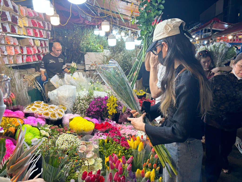 Chợ hoa lớn nhất Hà Nội nhộn nhịp xuyên đêm dịp cận Tết