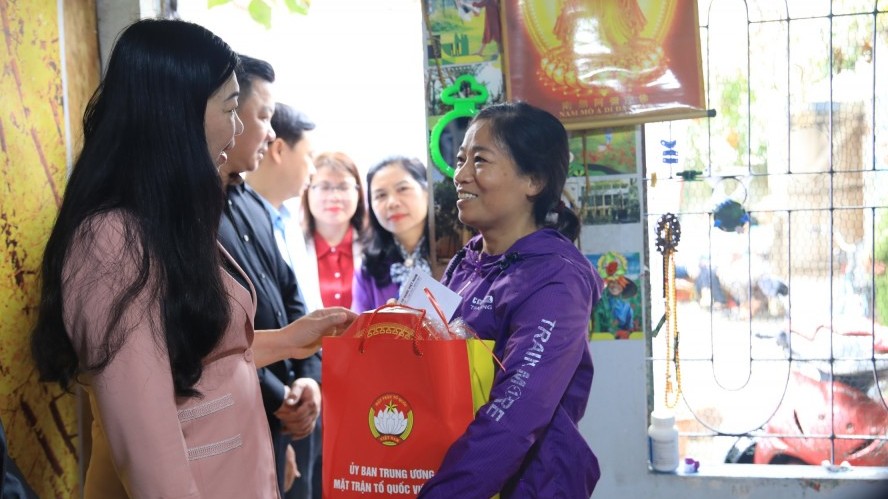 Lãnh đạo Mặt trận thành phố Hà Nội thăm, tặng quà Tết Giáp Thìn 2024 các bệnh nhân nghèo
