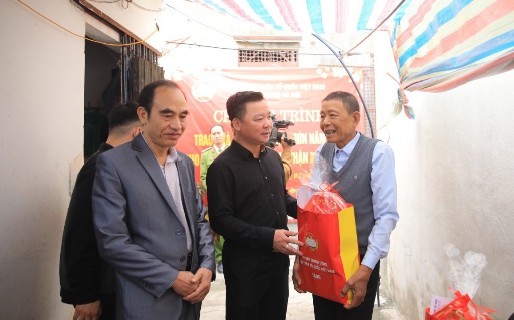 Chủ tịch Mặt trận Tổ quốc Việt Nam thành phố Hà Nội Nguyễn Lan Hương trao 'Xuân Yêu Thương' cho bệnh nhân nghèo đón Tết