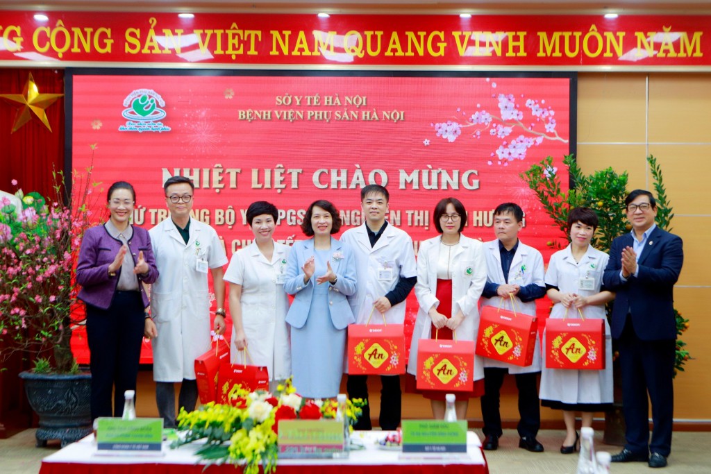 Thứ trưởng Bộ Y tế Nguyễn Thị Liên Hương thăm, chúc Tết tại Bệnh viện Phụ sản Hà Nội