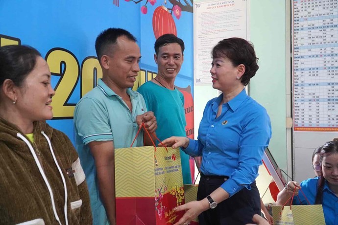Đồng Nai: Tiễn 208 công nhân cùng gia đình về quê đón Tết