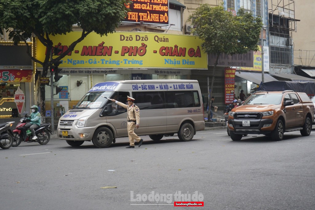 Cảnh sát giao thông giúp người dân di chuyển an toàn ngày cận Tết
