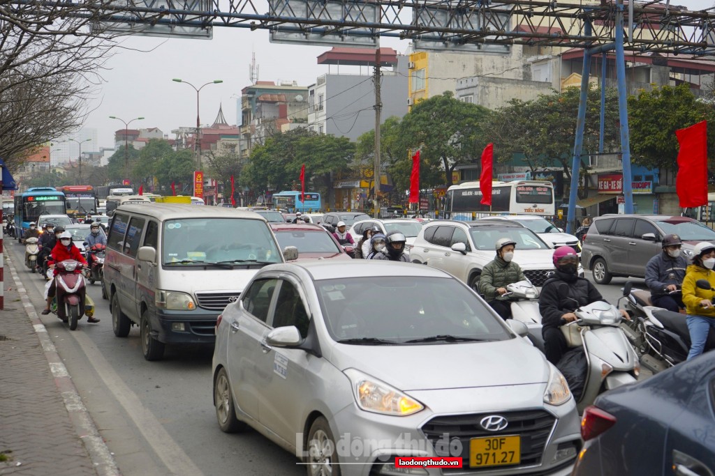 Cảnh sát giao thông giúp người dân di chuyển an toàn ngày cận Tết