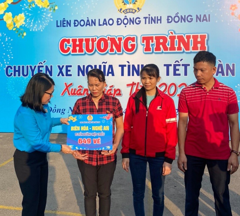 Đồng Nai: Tiễn 208 công nhân cùng gia đình về quê đón Tết