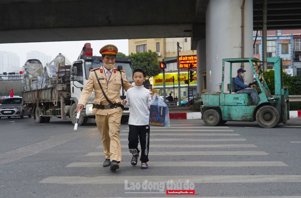 Cảnh sát giao thông giúp người dân di chuyển an toàn ngày cận Tết