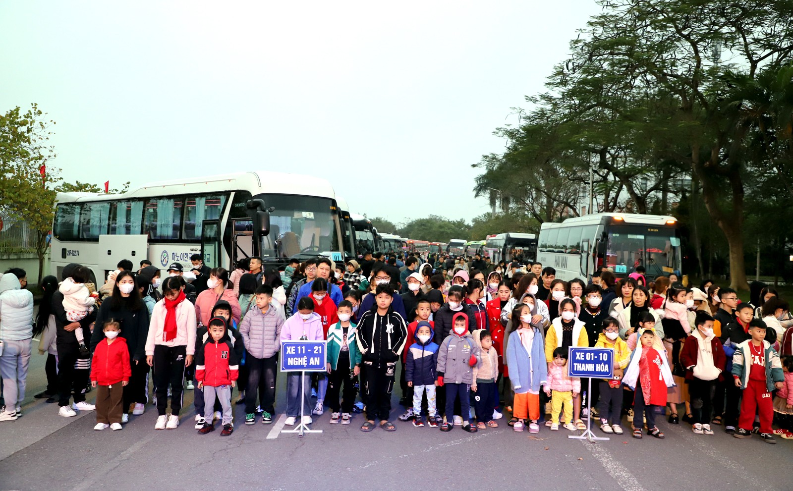 ĐANG TRỰC TUYẾN: Những chuyến xe đậm tình nghĩa Công đoàn đưa công nhân về quê đón Tết