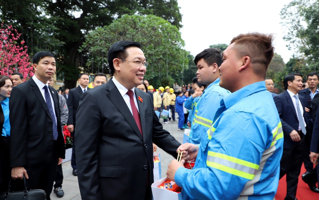 Chủ tịch Quốc hội Vương Đình Huệ tặng quà Tết cho công nhân lao động Thủ đô