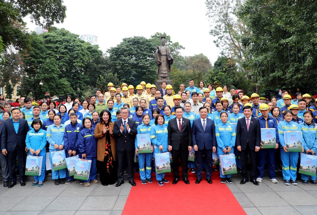 Chủ tịch Quốc hội tặng quà Tết cho công nhân lao động Thủ đô