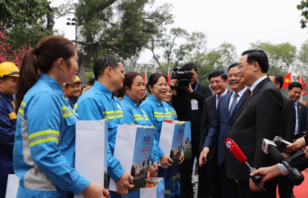 Chủ tịch Quốc hội tặng quà Tết cho công nhân lao động Thủ đô