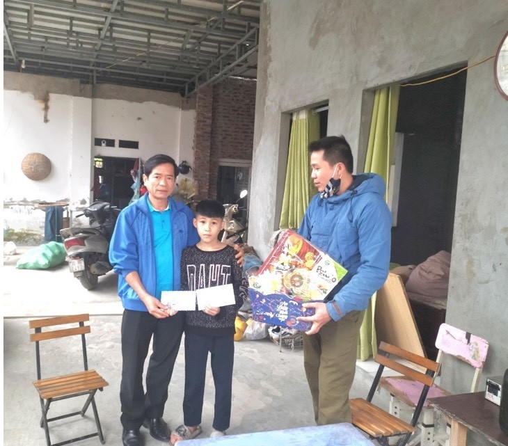 LĐLĐ huyện Hoài Đức tặng quà cháu Trần Khánh Hưng trong chương trình 