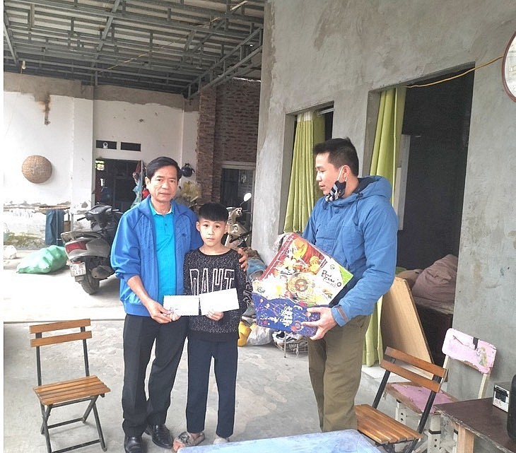 LĐLĐ huyện Hoài Đức tặng quà cháu Trần Khánh Hưng trong chương trình "cha mẹ đỡ đầu"