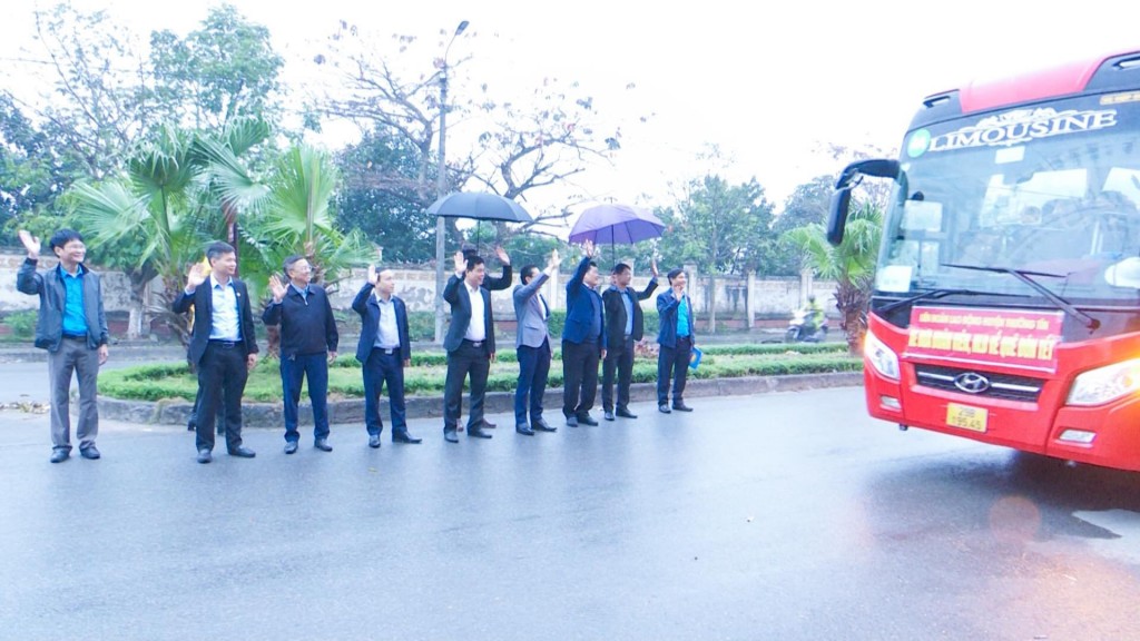 LĐLĐ huyện Thường Tín tổ chức xe ô tô miễn phí đưa công nhân về quê đón Tết