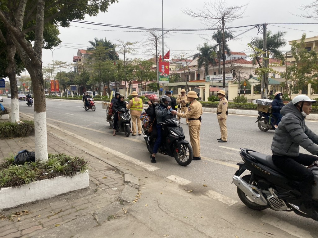 Cảnh sát giao thông Hà Nội hỗ trợ người dân trên đường về quê đón Tết