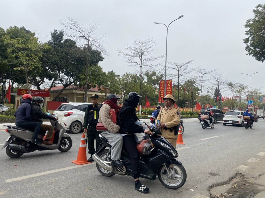 Cảnh sát giao thông Hà Nội hỗ trợ người dân trên đường về quê đón Tết
