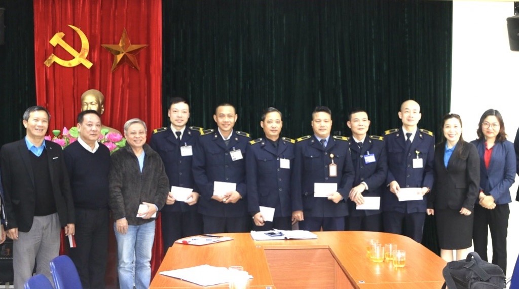 Theo chân cán bộ công đoàn quận Hoàn Kiếm đến với đoàn viên làm việc xuyên Tết