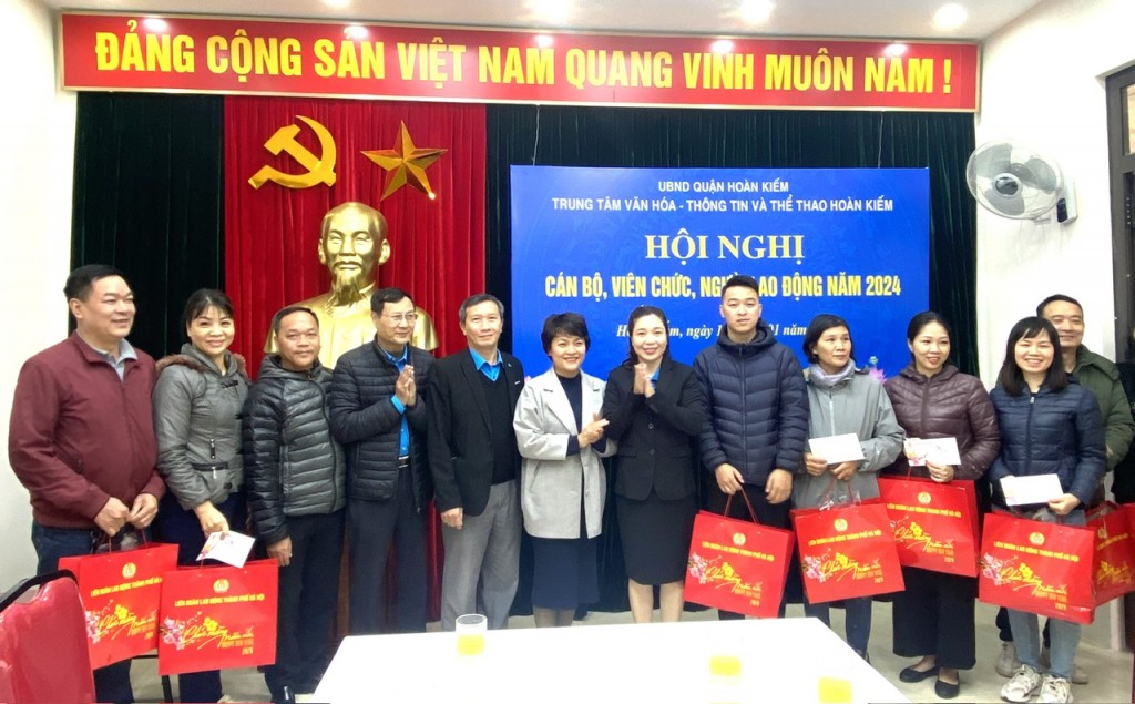 Theo chân cán bộ Công đoàn quận Hoàn Kiếm đến với đoàn viên làm việc xuyên Tết