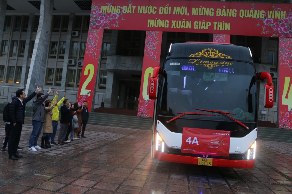 Công đoàn TechcomBank tổ chức 34 chuyến xe đưa đón người lao động về quê đón Tết