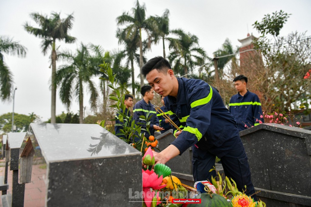 Lính cứu hỏa trổ tài gói bánh chưng đón Tết Nguyên đán