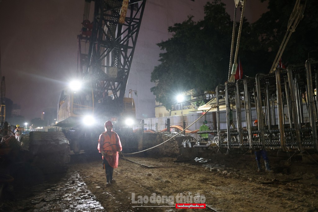 Dầm mưa, xuyên đêm ngày cận Tết trên công trường ga ngầm Dự án Nhổn - Ga Hà Nội