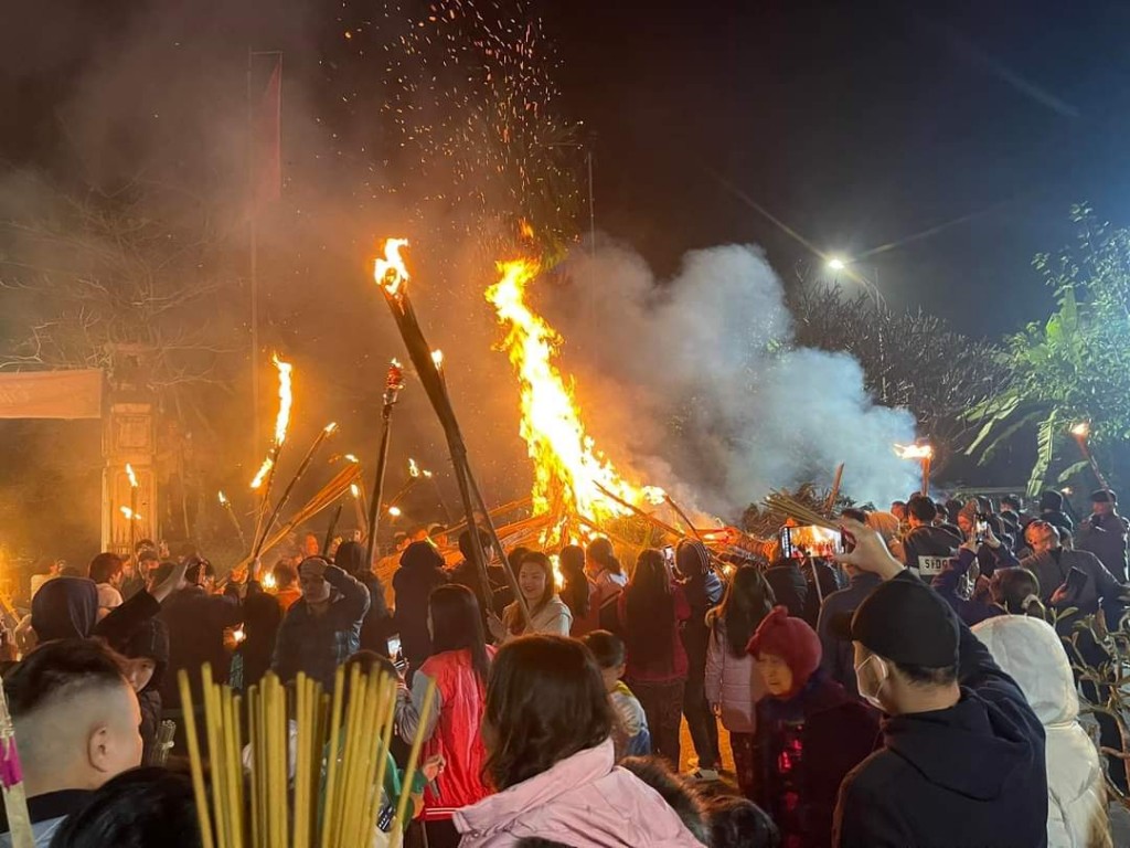 Độc đáo lễ đốt Đình Liệu, rước lửa đón năm mới Độc đáo lễ đốt Đình Liệu, rước lửa đón năm mới