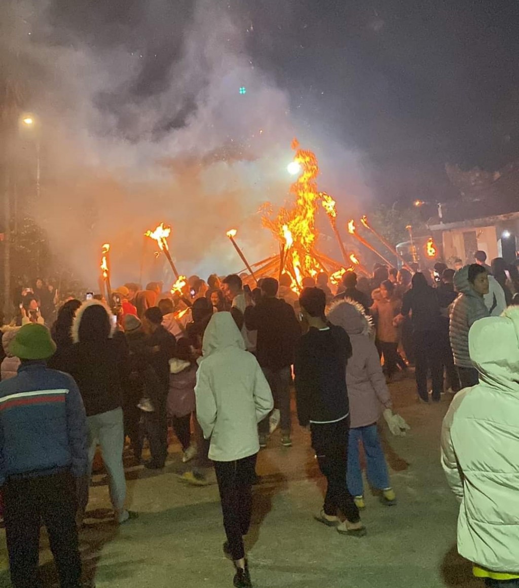 Độc đáo lễ đốt Đình Liệu, rước lửa đón năm mới Độc đáo lễ đốt Đình Liệu, rước lửa đón năm mới