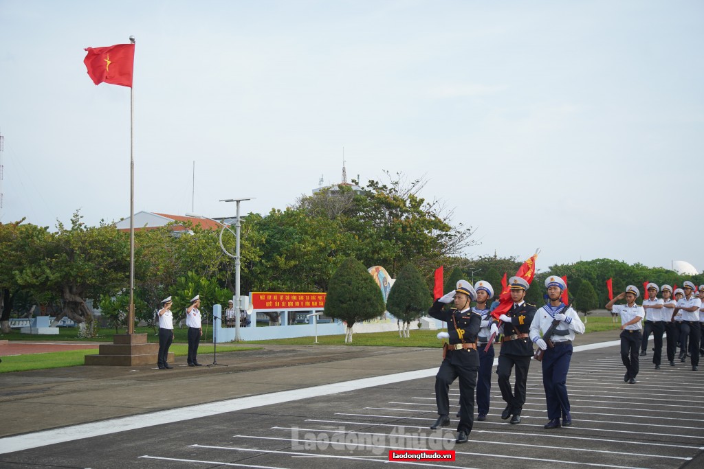 Thiêng liêng lễ chào cờ ngày đầu năm trên đảo Trường Sa