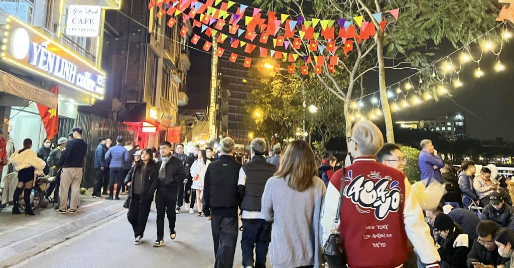 Người dân đổ ra đường đón chờ Lễ hội ánh sáng - Rực rỡ Thăng Long