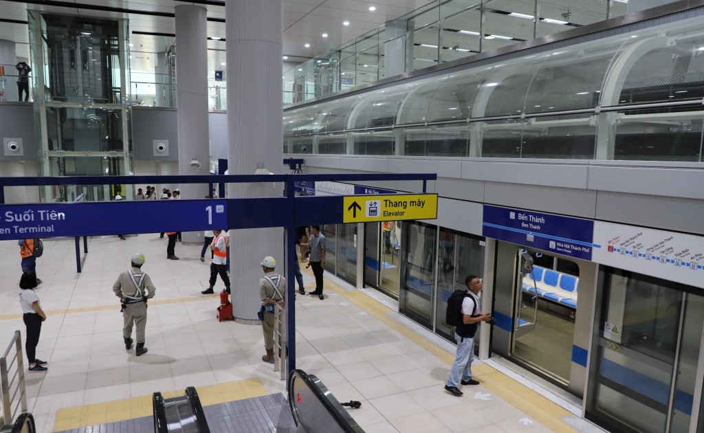 Chạy thử nghiệm xuyên Tết đoàn tàu metro số 1