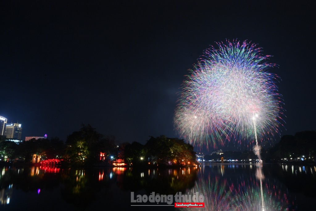 Mãn nhãn màn pháo hoa bừng sáng bầu trời Hà Nội chào Xuân Giáp Thìn