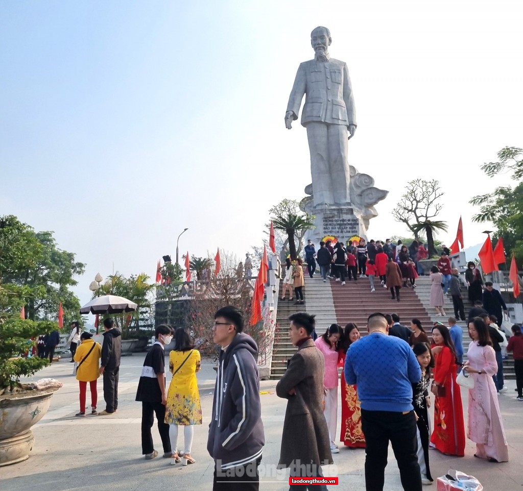 Hàng nghìn người đổ về quảng trường thành phố Hòa Bình ngày đầu năm mới