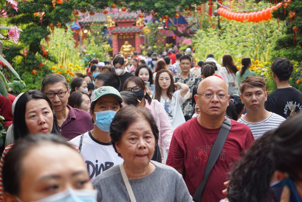 Hàng nghìn người dân TP.HCM đến chùa Ngọc Hoàng cầu bình an đầu năm