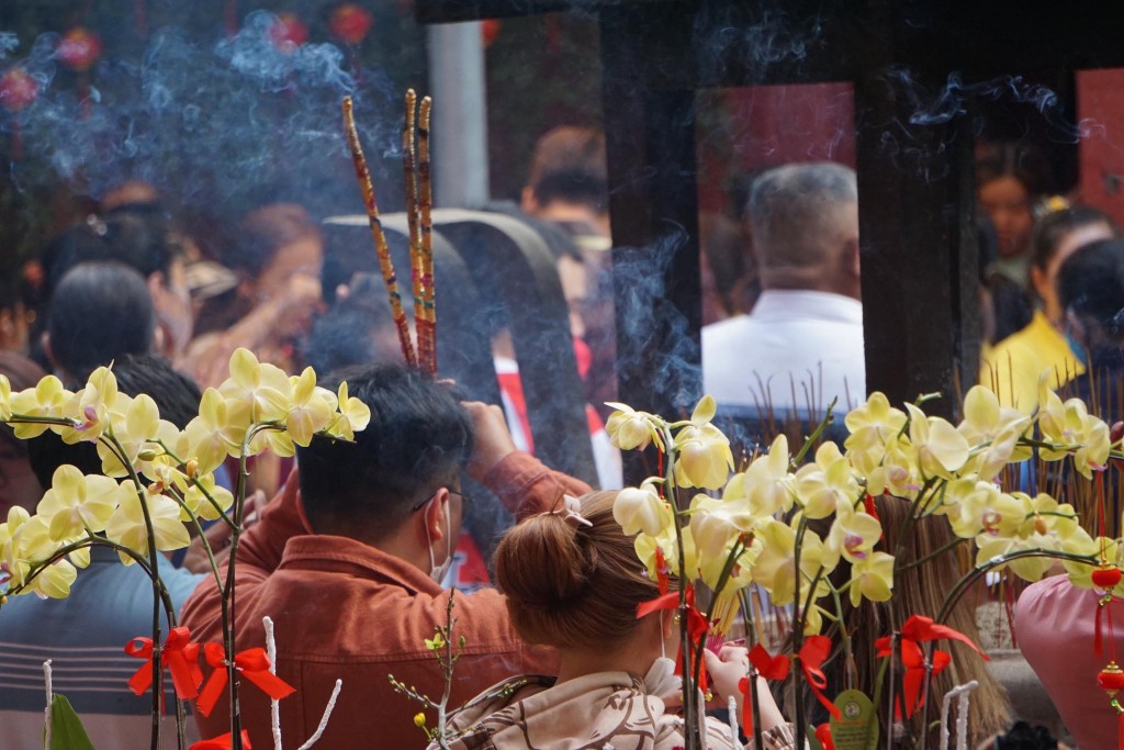 Hàng nghìn người dân TP.HCM đến chùa Ngọc Hoàng cầu bình an đầu năm