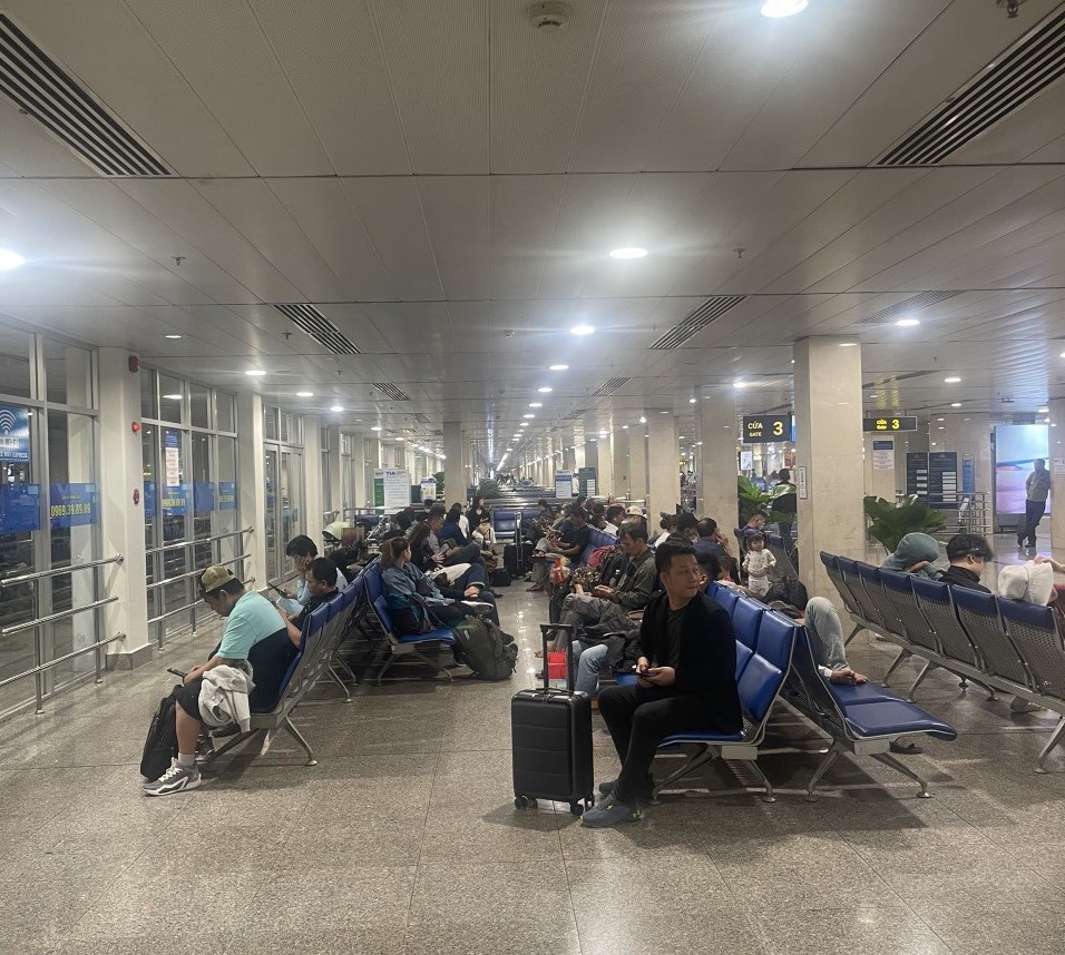 Sân bay Tân Sơn Nhất vắng vẻ mùng 3 Tết