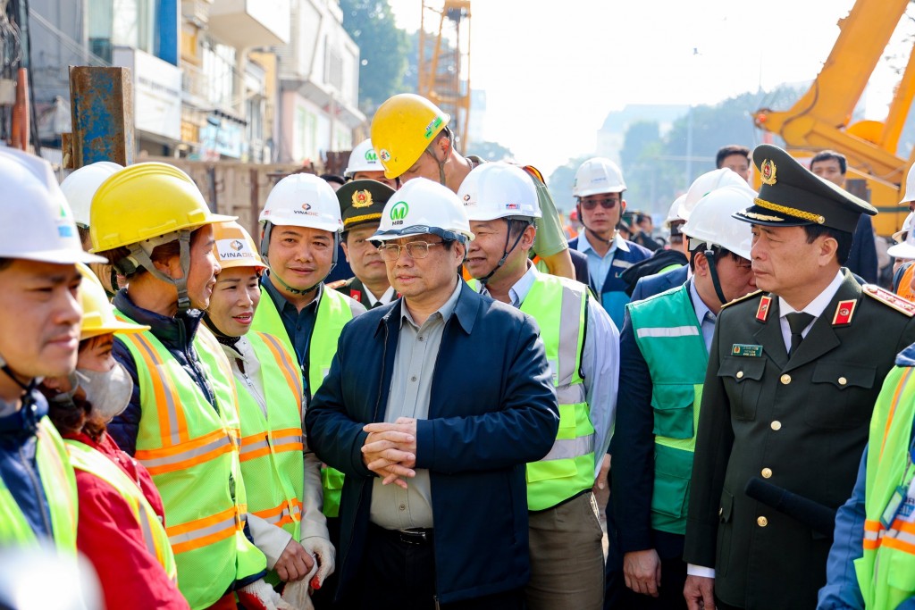 Thủ tướng động viên công nhân, thúc đẩy tiến độ dự án đường sắt Nhổn - ga Hà Nội